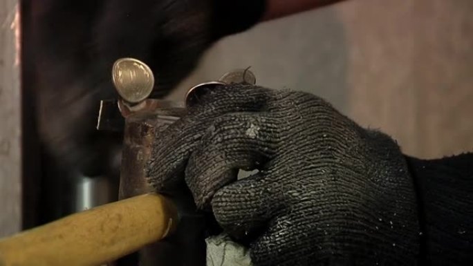 工人在他的Yerba Mate葫芦车间切割焊膏助焊剂以焊接套圈。特写。