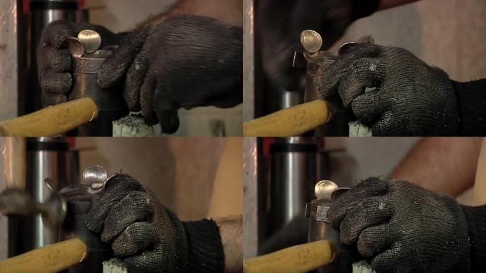 工人在他的Yerba Mate葫芦车间切割焊膏助焊剂以焊接套圈。特写。