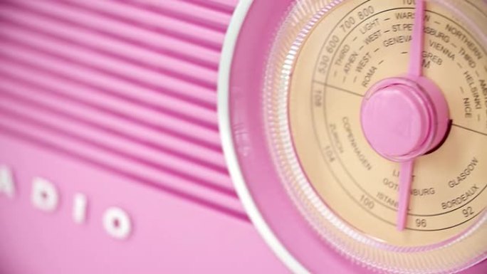 复古粉色收音机特写