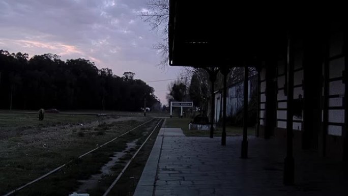 黎明时的马达里亚加将军火车站，位于阿根廷布宜诺斯艾利斯省马达里亚加将军。