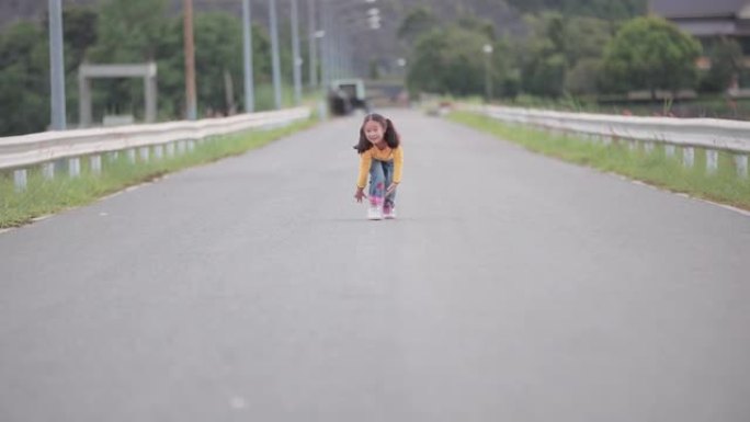 SLO MO可爱的小女孩跑步