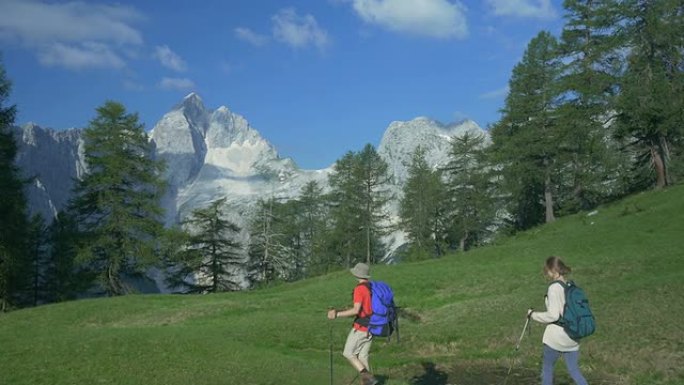 空中: 欧洲阿尔卑斯山最美丽的地区的徒步旅行者