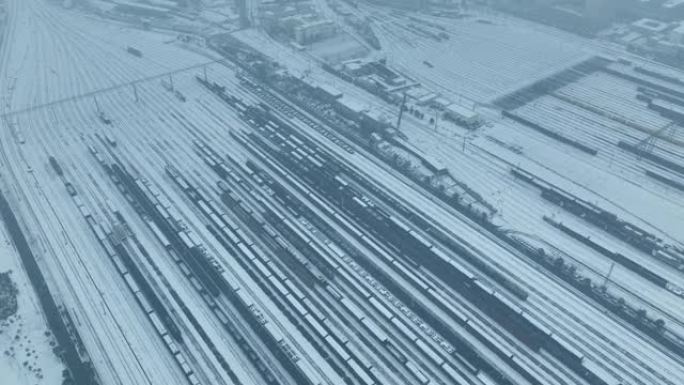 货运列车下雪的鸟瞰图