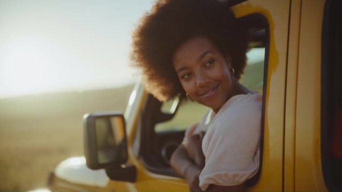 黄金时刻公路之旅副驾驶黑人女性欣赏风景