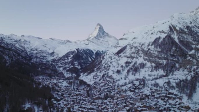 Zermatt city village view point和瑞士黎明的标志性马特洪峰。