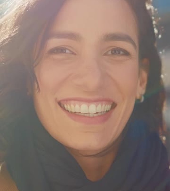一位美丽的黑发西班牙裔妇女迷人微笑的肖像。快乐的年轻女人享受生活。垂直屏幕方向9:16的视频素材