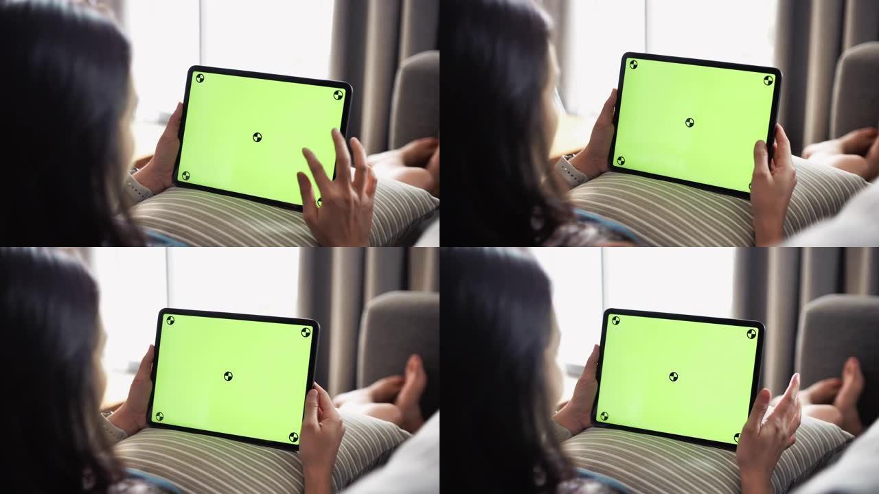 女人在家使用色度键屏幕平板电脑