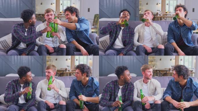多元文化组男性朋友在家沙发上喝啤酒，用瓶子干杯