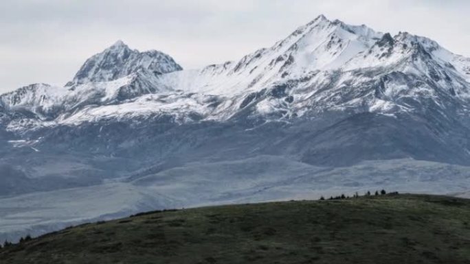 用无人机的长焦镜头拍摄雪山