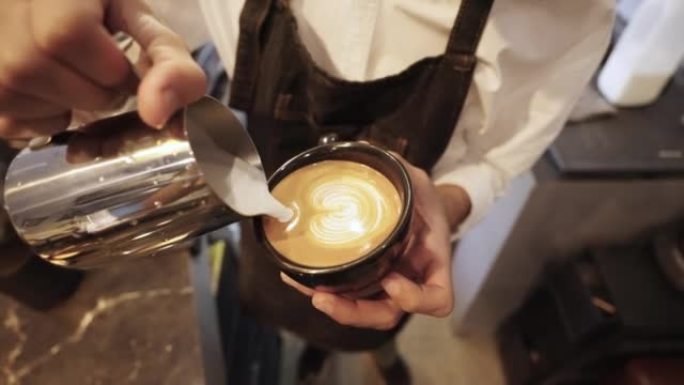 咖啡师在咖啡杯中制作咖啡拿铁艺术