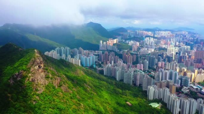 以城市背景的香港狮子山