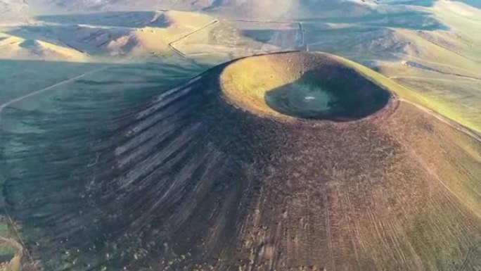 内蒙古草原上矗立着一座完美的锥形火山