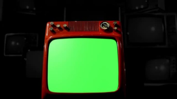 带有绿色屏幕的旧电视和背景中显示的一堆复古电视。4k分辨率。