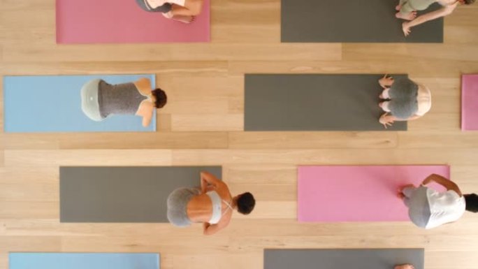 冥想，瑜伽和战士姿势的俯视图，健身和健身运动在健身房或普拉提工作室。多元化，培训和健康禅宗体育课与人