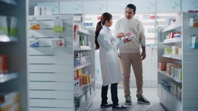 药房药店: 亚洲女药剂师帮助印度男性顾客推荐，并建议购买药品，药物，维生素。现代制药商店货架上有保健