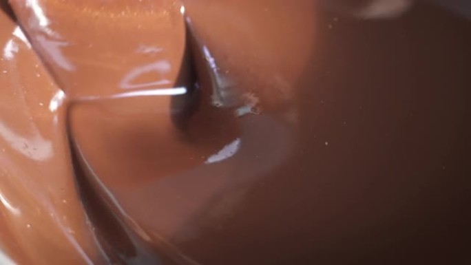 木铲在锅中搅拌巧克力的SLOMO特写。