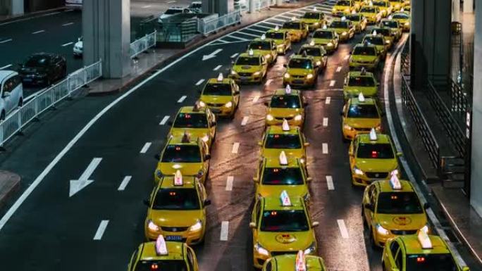 T/L夜间机场出口处繁忙的黄色出租车排队
