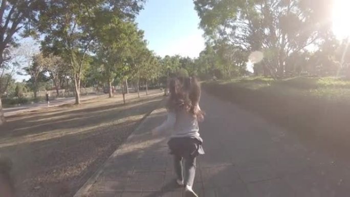 在公园里跑步的亚洲小女孩