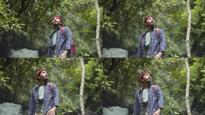 亚洲人在大自然中徒步旅行。