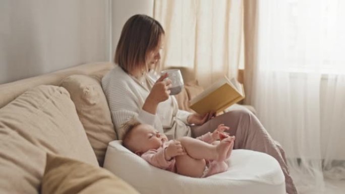 女婴的母亲在家读书
