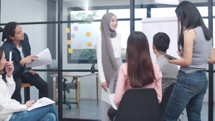 亚洲商人会议头脑风暴想法进行业务演示项目同事一起工作计划成功策略在小型现代办公室享受团队合作。