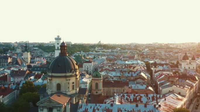 雄伟的空中全景，夏天的太阳落在利沃夫的城市景观与旧市政厅建筑和多米尼加大教堂。