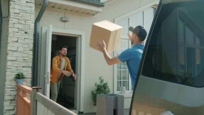 客户向在户外装载商用货车的送货员扔箱子包裹
