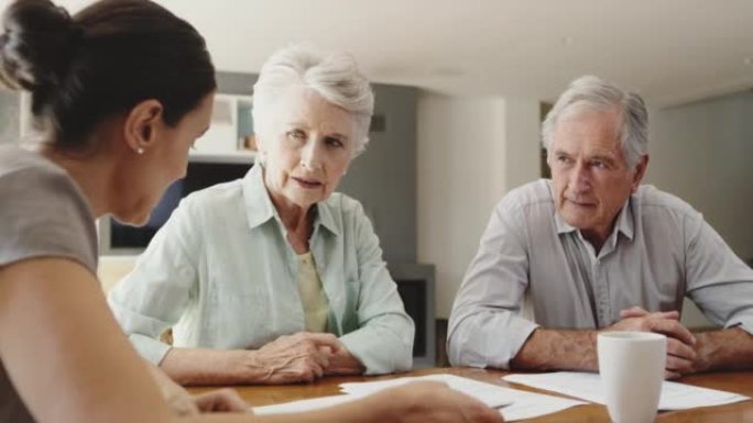 一对高级夫妇在家里咨询专业人士。成熟的女人在家里给一对高级夫妇提供建议