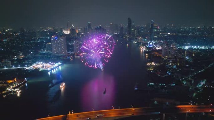 空中无人机视角多色烟花表演在天空之城。除夕。摩天大楼和城市景观庆祝夜晚的灯光