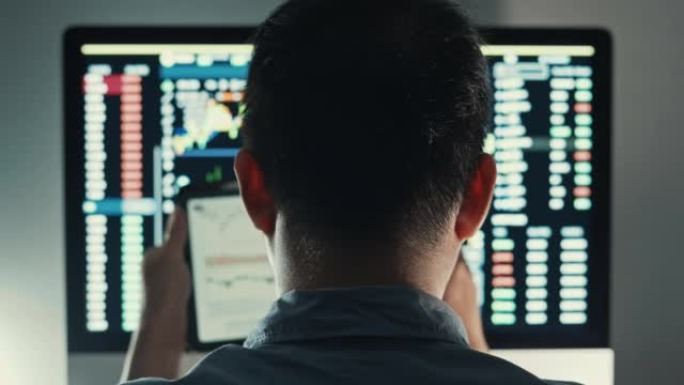 股市金融屏幕前的数字平板电脑上的商人交易股市