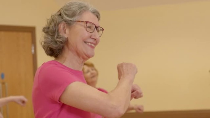 在尊巴保持健康外国人跳舞老年人跳舞视频素