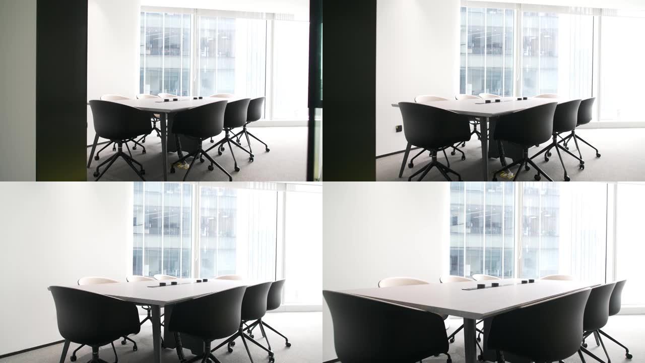 带椅子和桌子的现代会议室
