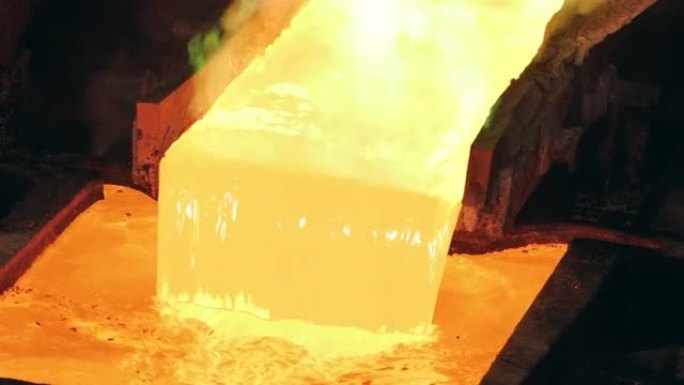熔融铜在燃烧时倒入模具中的流动
