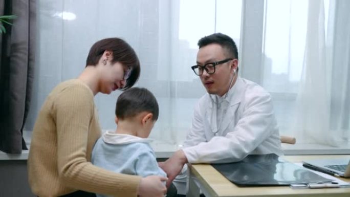 医生给一个小男孩做检查