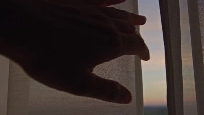 SLO MO Hand将窗帘移到侧面看窗外