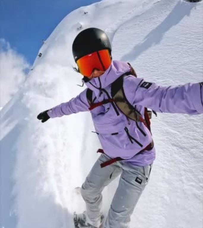 快乐的滑雪者在雪山阳光明媚的冬日里玩得开心