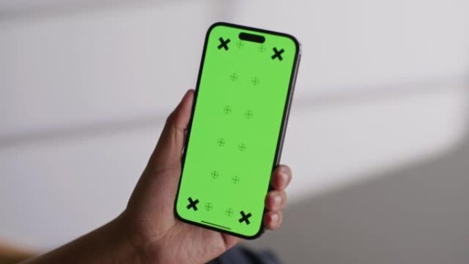 男人在手机绿屏上使用app