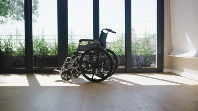 装有轮椅的空房间的4k录像