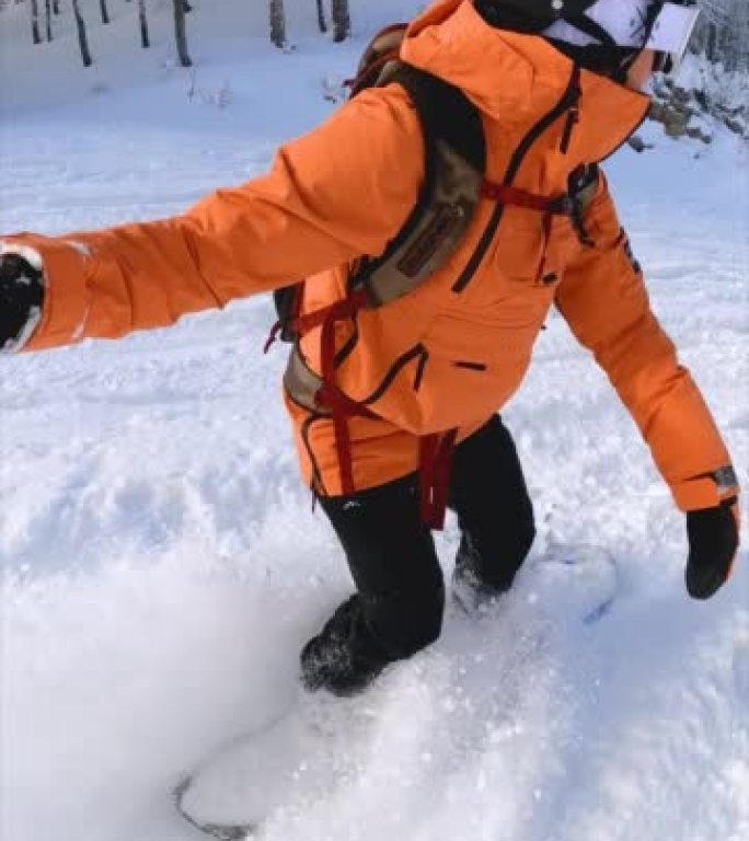 女滑雪者骑着粉雪下山