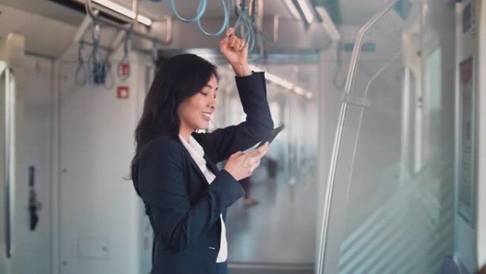年轻女子在地铁上使用电话进行社交网络