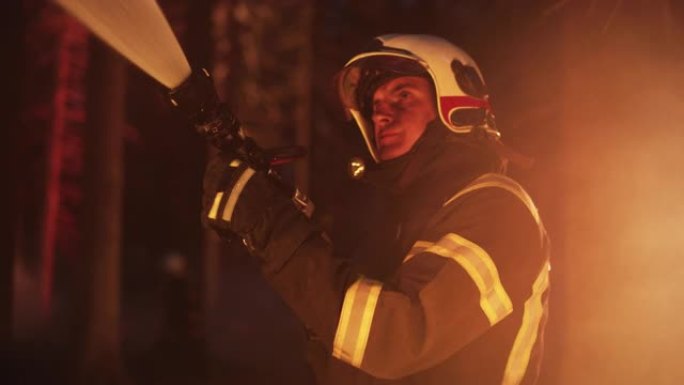 经验丰富的消防员扑灭森林深处的荒地大火。专业小队穿着安全制服和头盔，使用消防水带和设备与危险的野火作