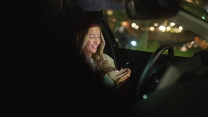 女人在车里等着，用智能手机发短信