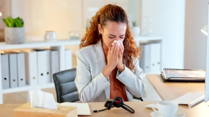 女性因流感、感冒和covid症状而感到不适。鼻窦充血和春季过敏。生病的女商人在办公室工作时打喷嚏，用