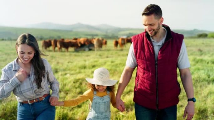 农民家庭、奶牛农场和田野散步，女孩和父母在大自然中相处，享受交谈和放松。农业、可持续商业和幸福家庭在