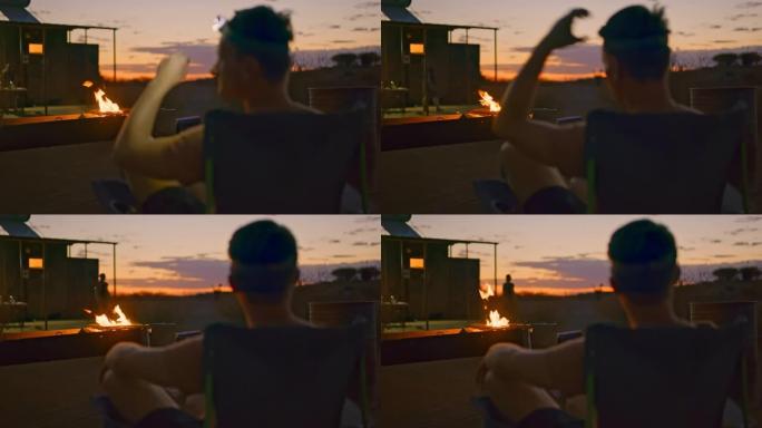 曼女士在非洲纳米比亚黄昏的露营地烧烤烧烤处放松