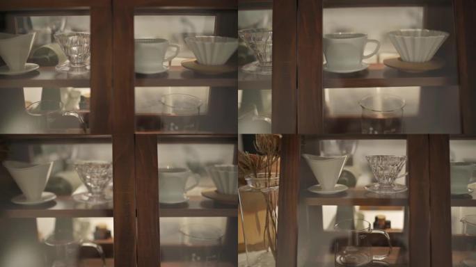 淘品展示咖啡店带咖啡杯和咖啡过滤器的玻璃窗搁板