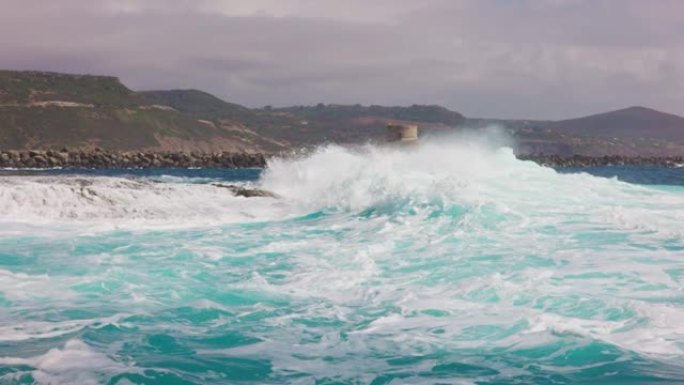 撒丁岛沿岸波浪滚动的慢动作视图。