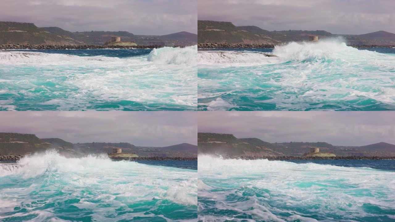 撒丁岛沿岸波浪滚动的慢动作视图。