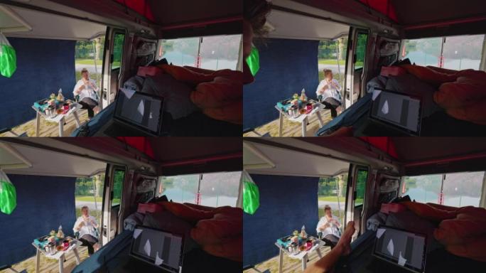 夫妇在大篷车露营旅行