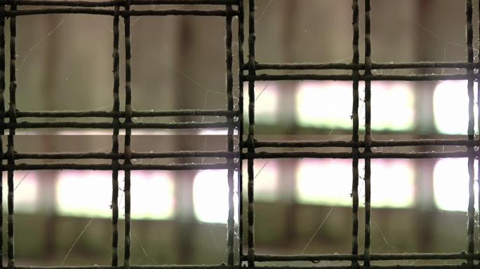 阿根廷布宜诺斯艾利斯省拉普拉塔一座名为奥尔莫斯监狱的老监狱走廊上的生锈栅栏。特写。